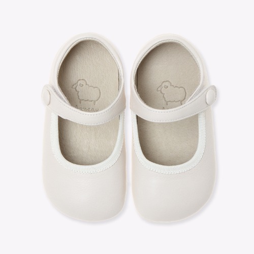 Fangzi white baby shoes.